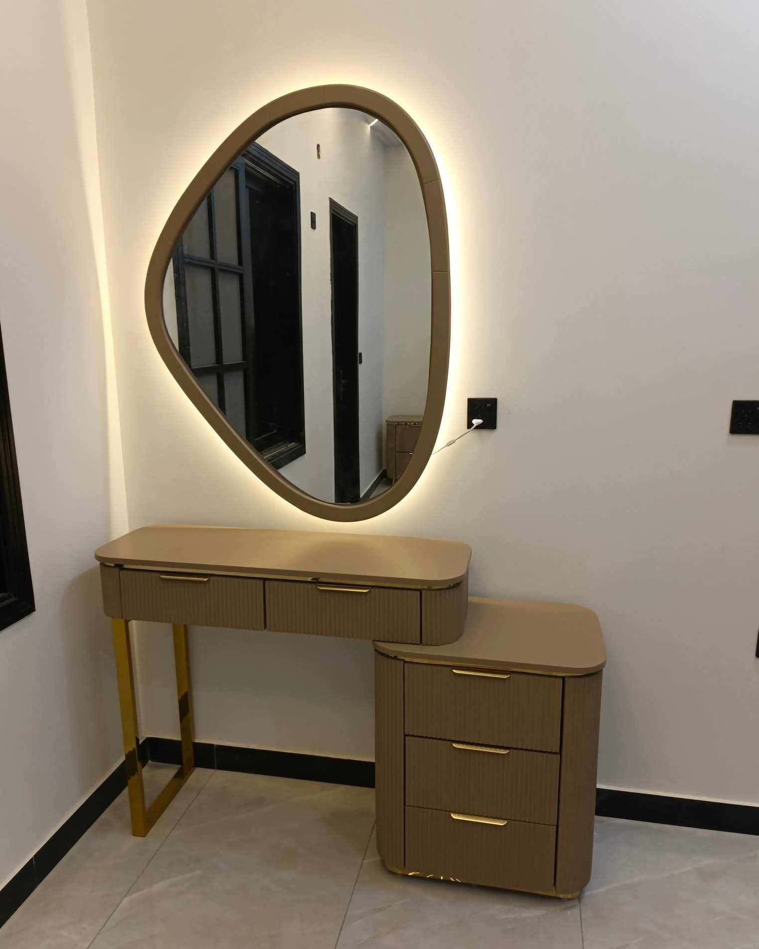 Lux Dressing Table & Mirror